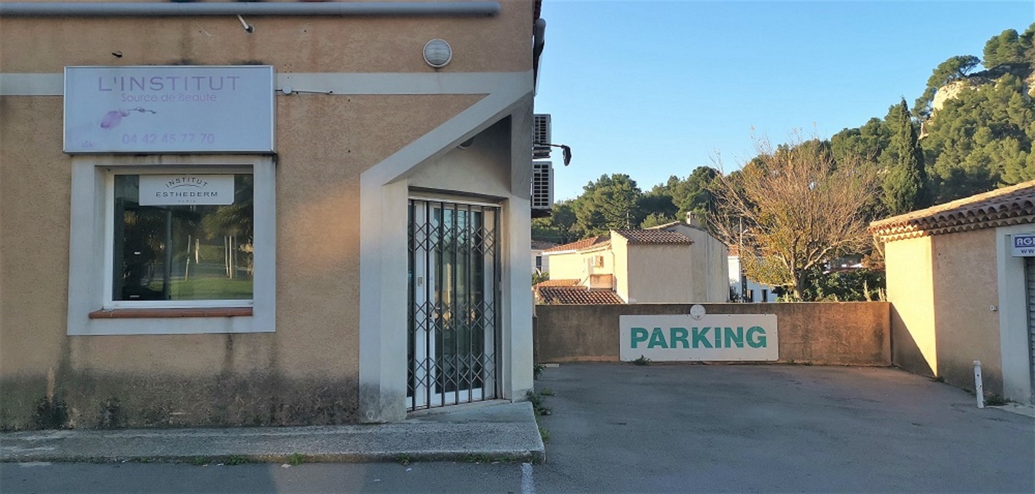 ENSUES LA REDONNE Idéalement situé local d'activités avec parking attenant
