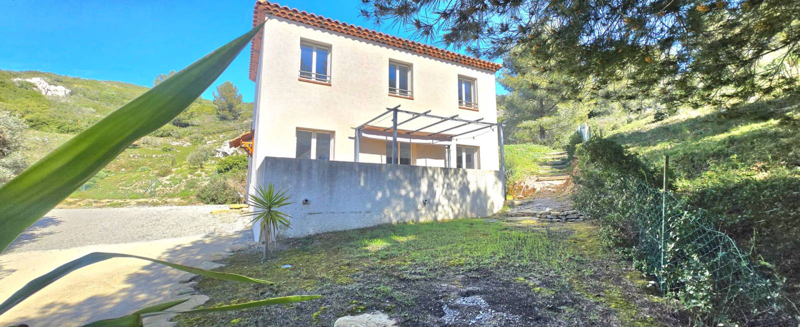 Depuis le jardin, profitez d’une vue dégagée sur les collines environnantes, offrant un cadre paisible et verdoyant