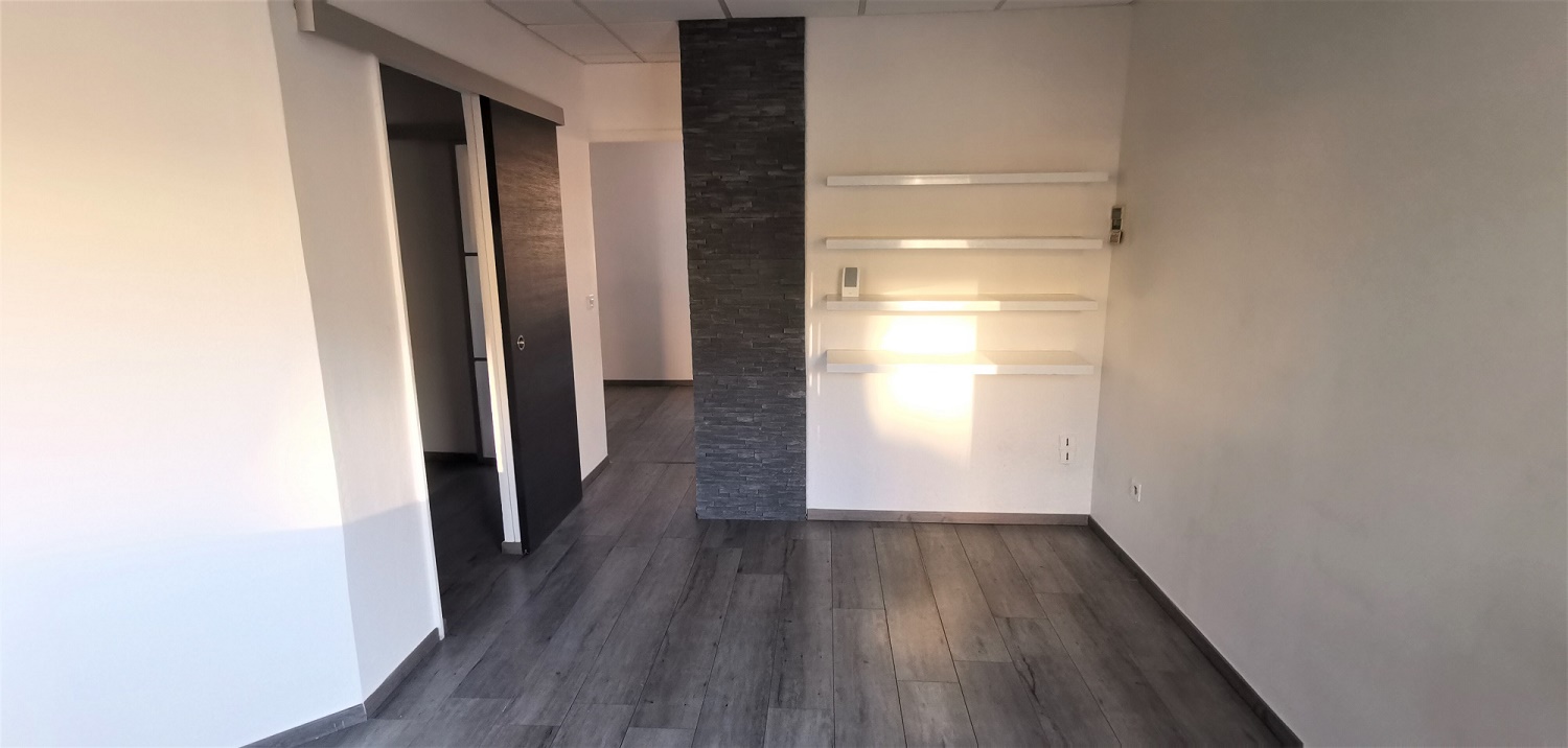 ENSUES LA REDONNE Idéalement situé local d'activités avec parking attenant