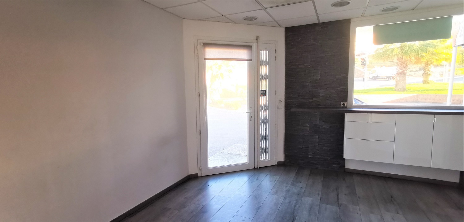 ENSUES LA REDONNE Idéalement situé local d'activités avec parking attenant