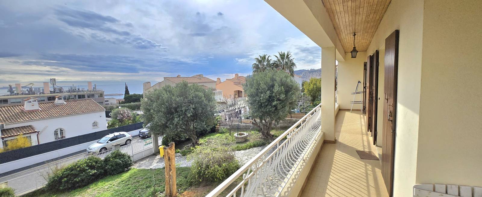 Terrasse avec vue sur la mer, idéale pour profiter du paysage et des beaux jours