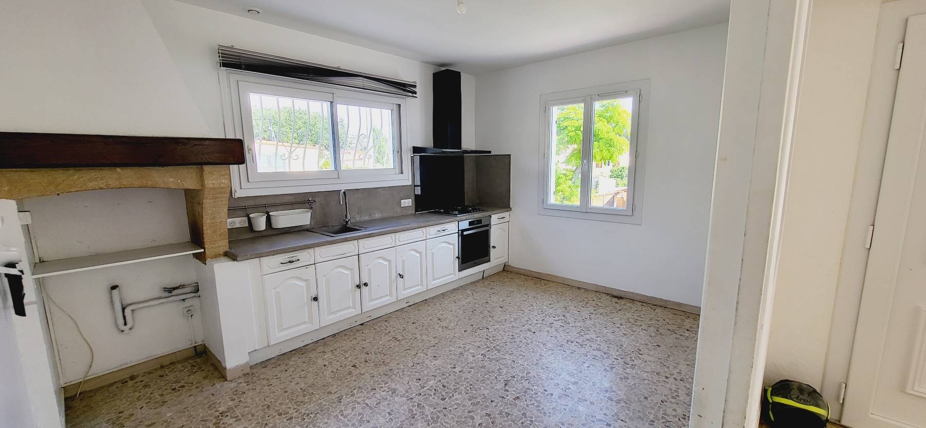 EXCLUSIVITE LE ROVE. VILLA T4 TRADITIONNELLE AVEC BEAU JARDIN PISCINABLE ET T2 INDEPENDANT