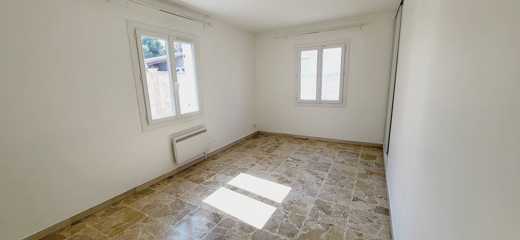 EXCLUSIVITE LE ROVE. VILLA T4 TRADITIONNELLE AVEC BEAU JARDIN PISCINABLE ET T2 INDEPENDANT