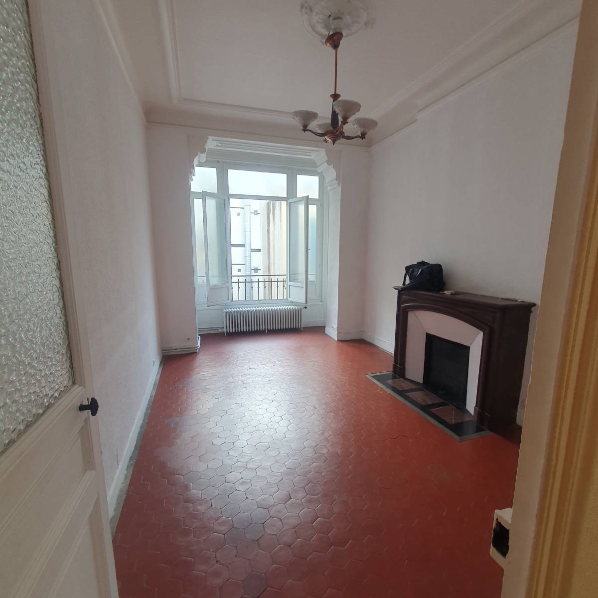 EXCLUSIVITE. CANEBIERE /GAMBETTA . Beau T3 /4  traversant  de 86 m² dans bel immeuble haussmannien