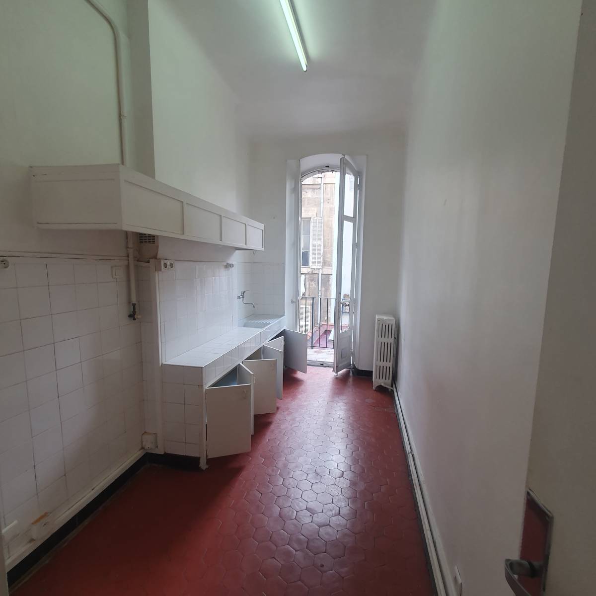 EXCLUSIVITE. CANEBIERE /GAMBETTA . Beau T3 /4  traversant  de 86 m² dans bel immeuble haussmannien