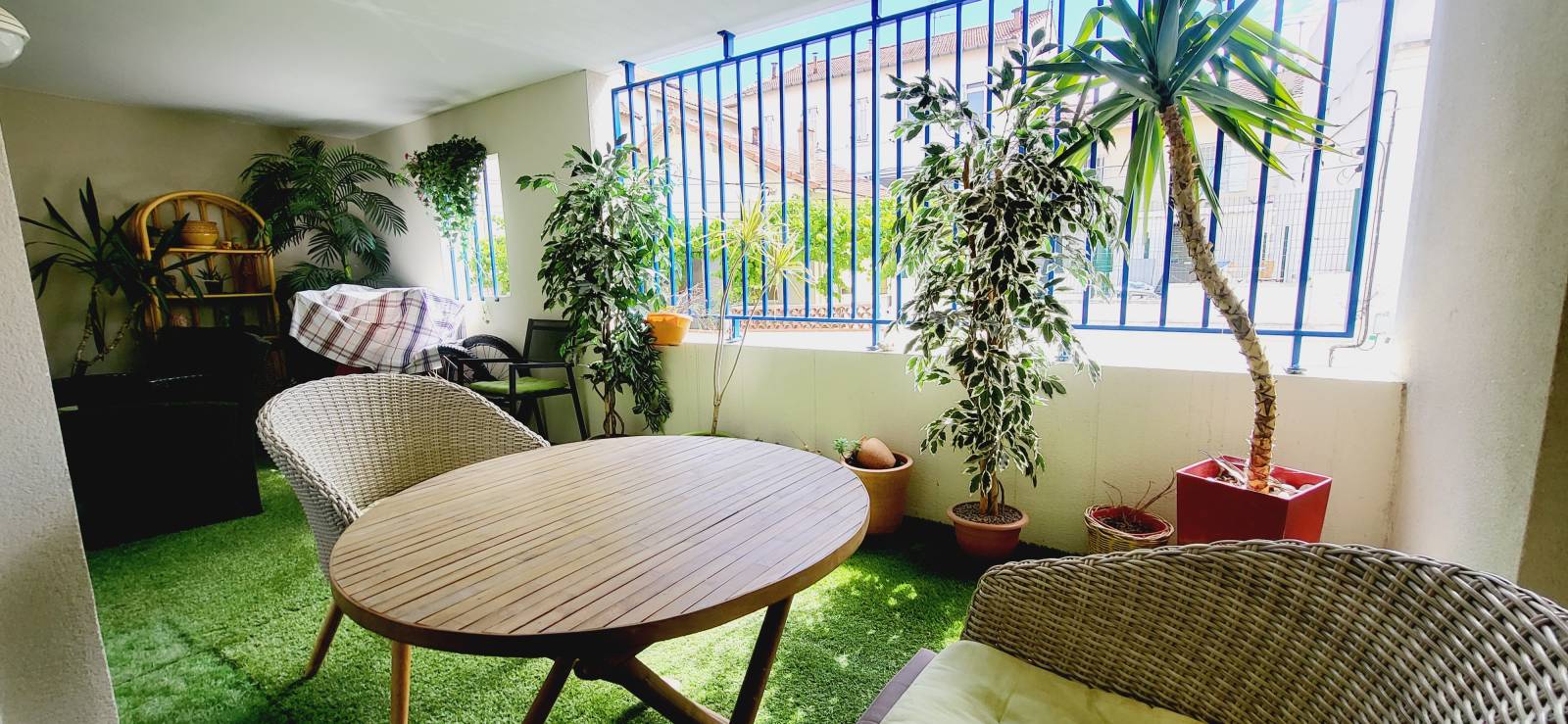 EXLUSIVITE L'ESTAQUE PLAGE . Bel appartement T4 avec terrasse dans bel immeuble récent.