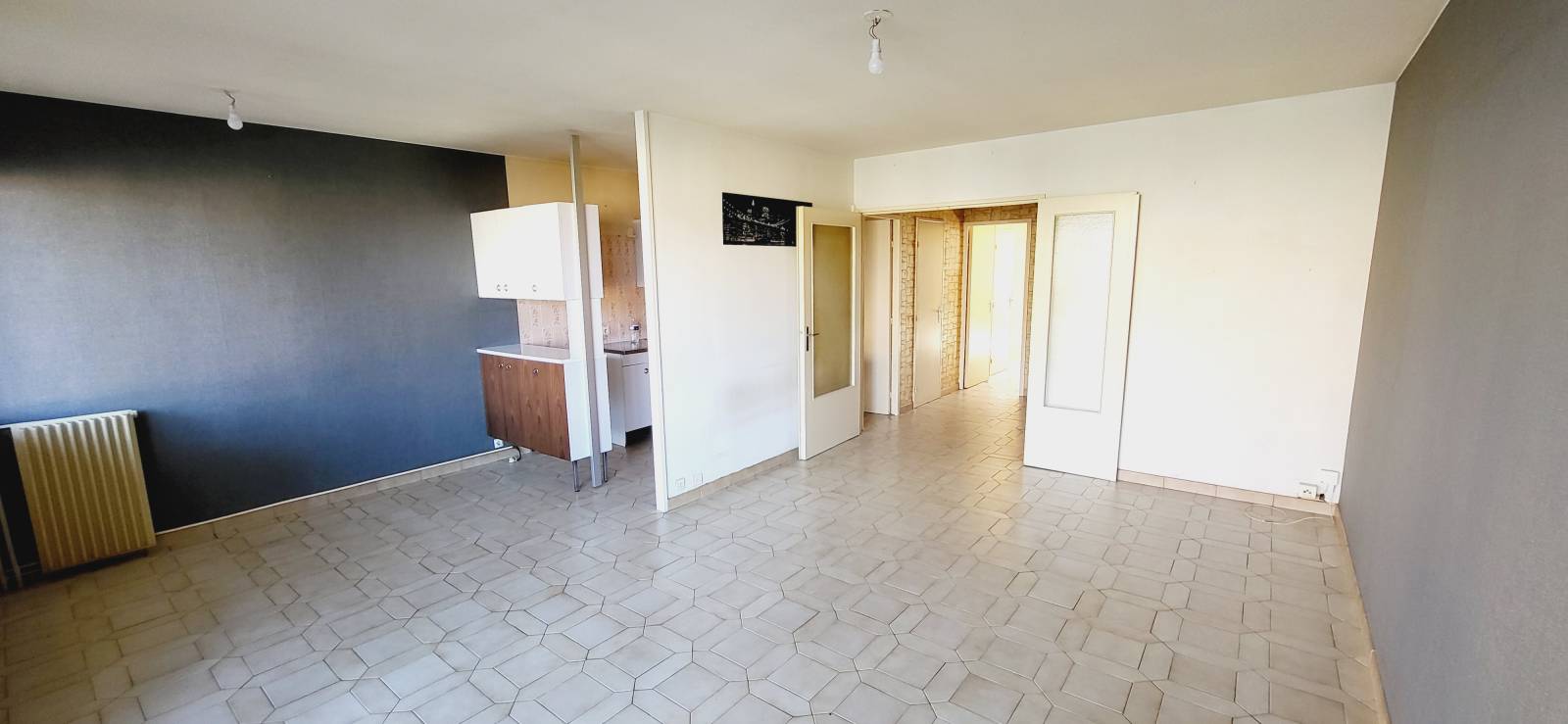 L'ESTAQUE 16EME. Appartement T3 dans résidence avec Terrasse. Place de parking.