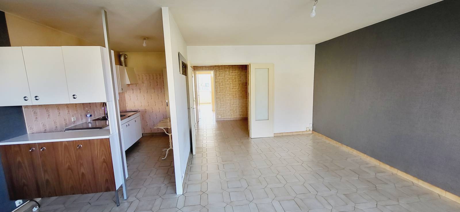 L'ESTAQUE 16EME. Appartement T3 dans résidence avec Terrasse. Place de parking.