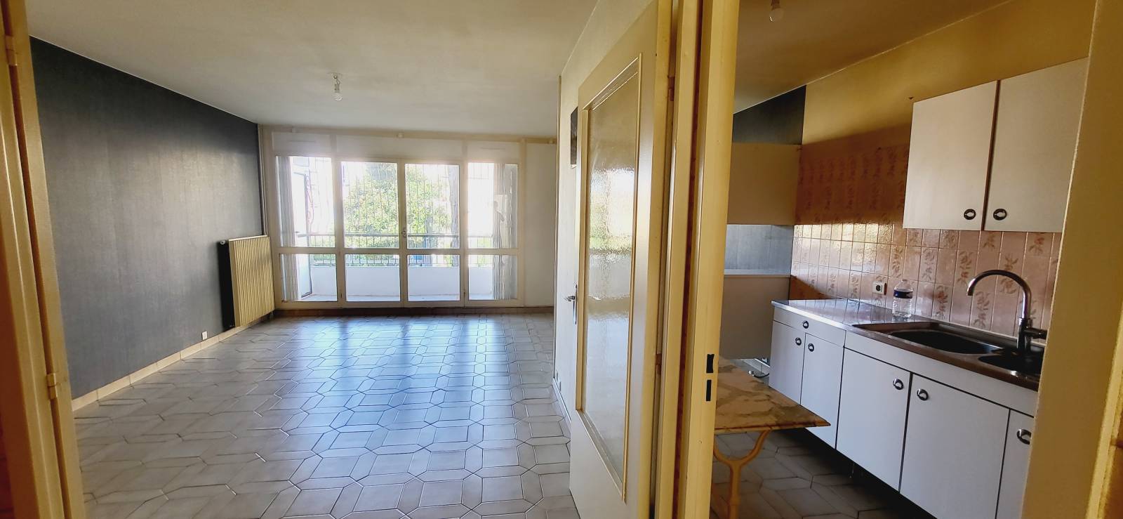 L'ESTAQUE 16EME. Appartement T3 dans résidence avec Terrasse. Place de parking.