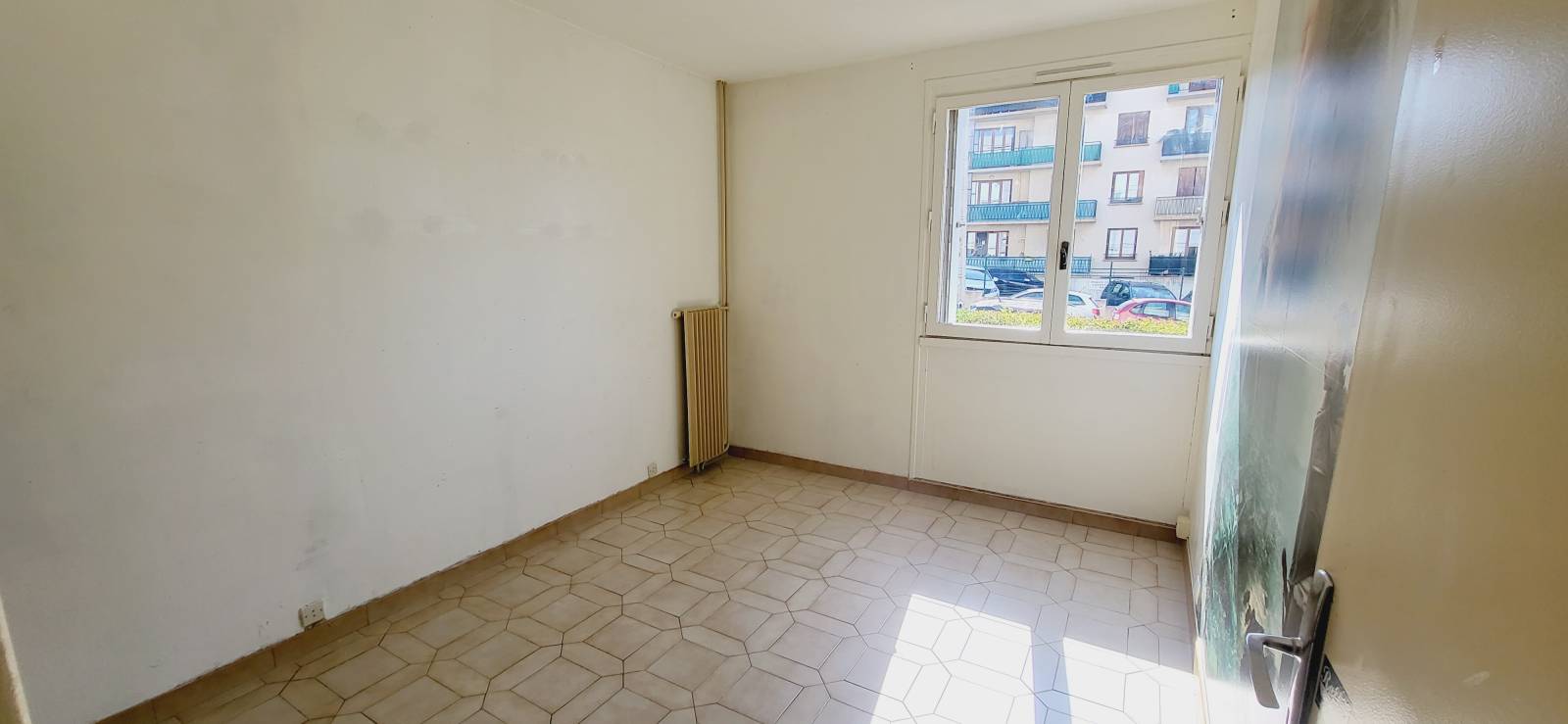 L'ESTAQUE 16EME. Appartement T3 dans résidence avec Terrasse. Place de parking.