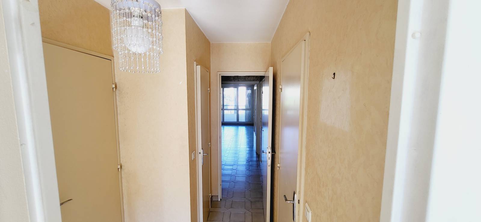 L'ESTAQUE 16EME. Appartement T3 dans résidence avec Terrasse. Place de parking.