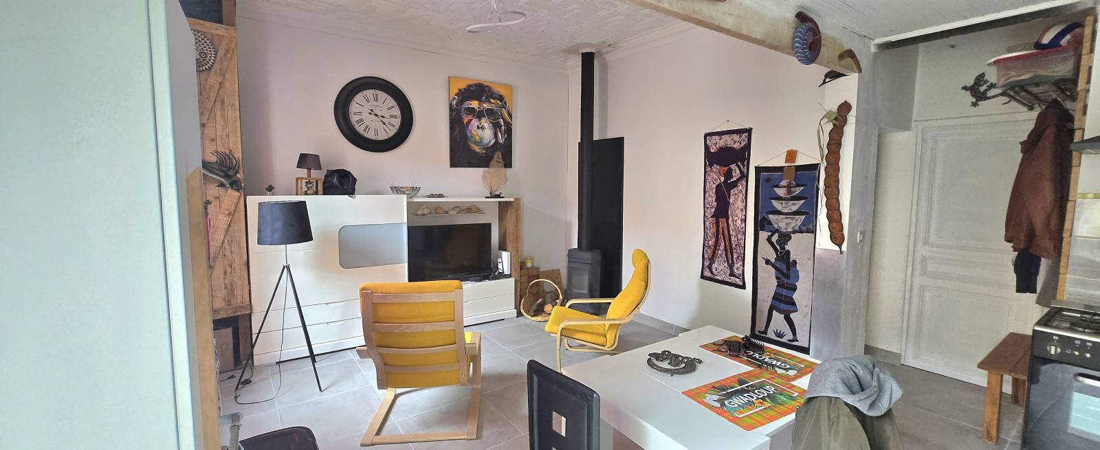 Salon moderne avec espace de vie ouvert et convivial