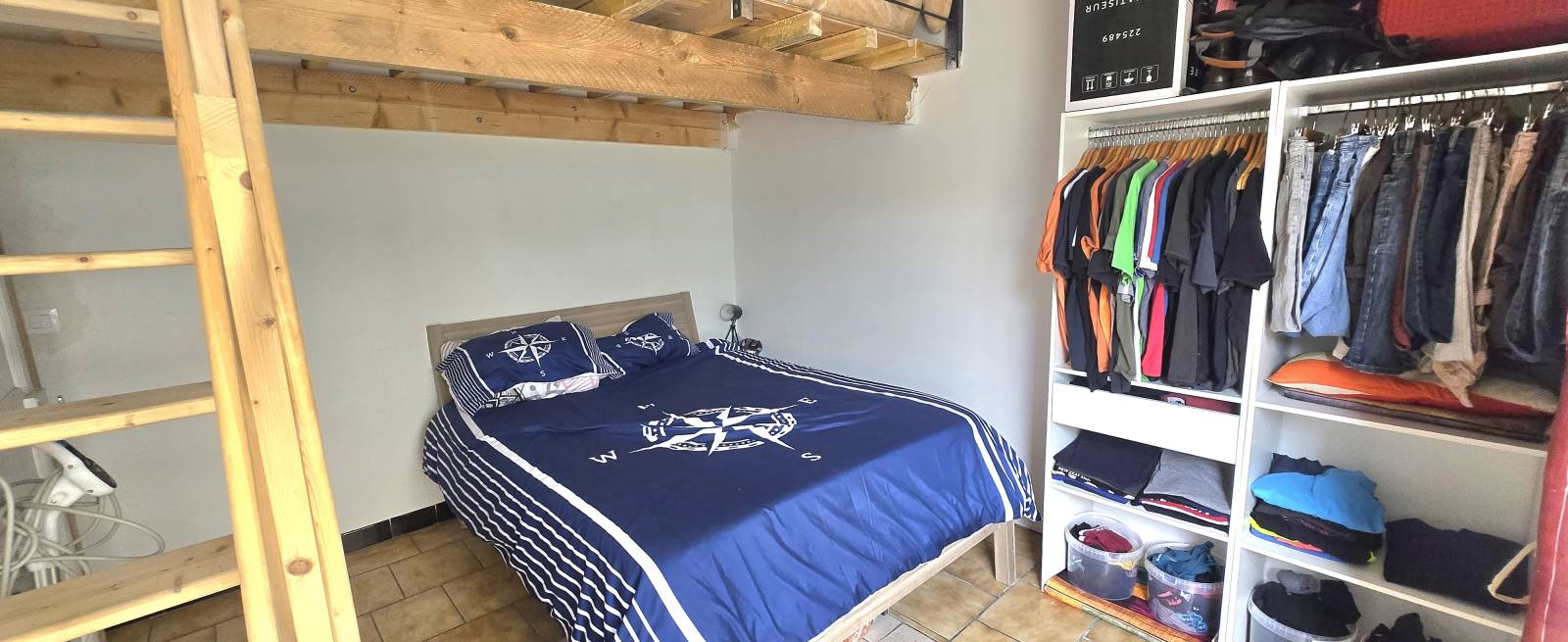 Chambre confortable offrant un espace nuit calme