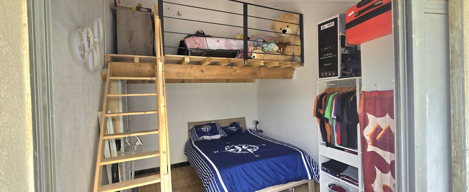 Chambre confortable offrant un espace nuit calme