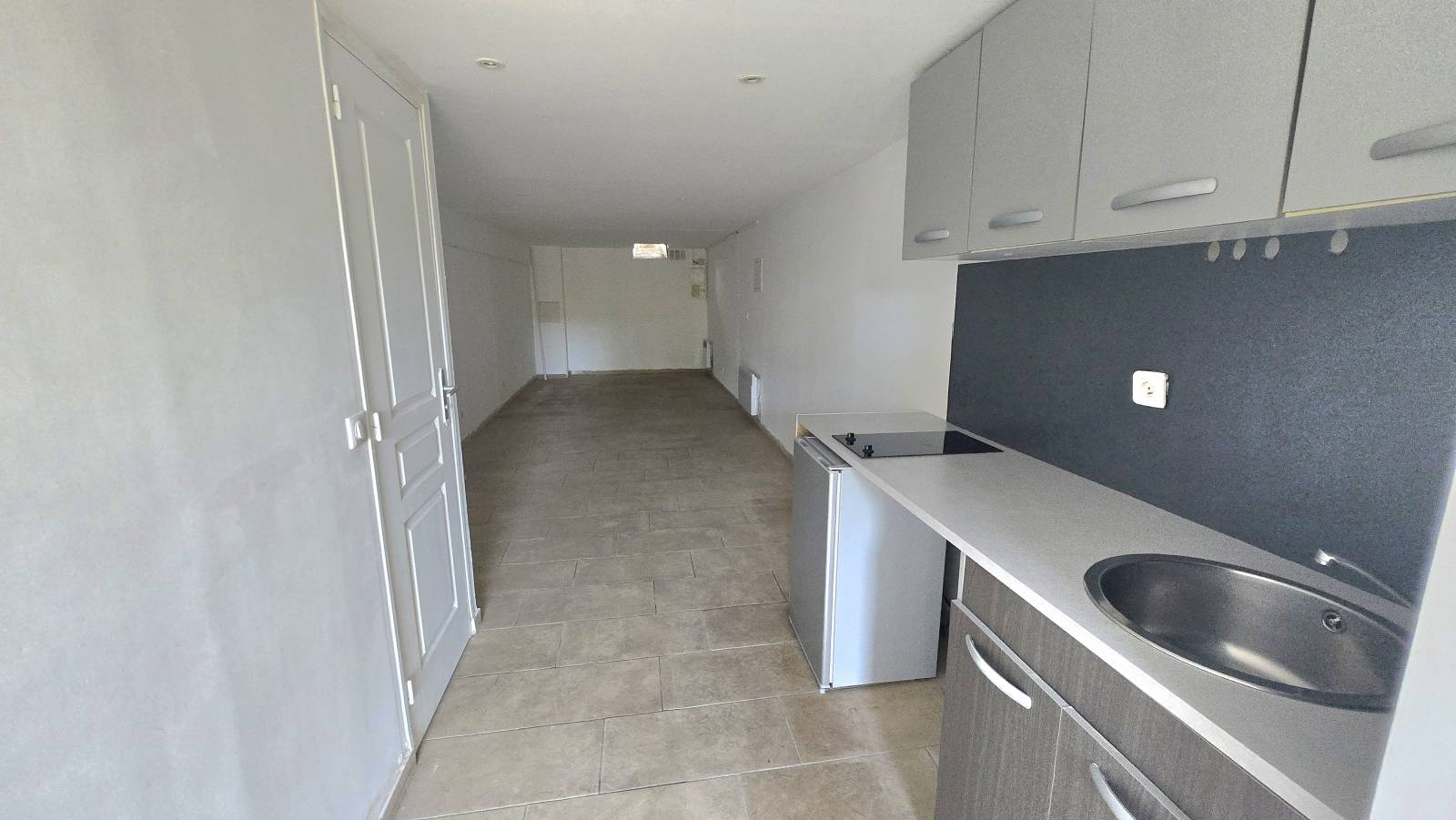 L'ESTAQUE. MAISON DE VILLE AVEC JARDIN ET VUE MER .