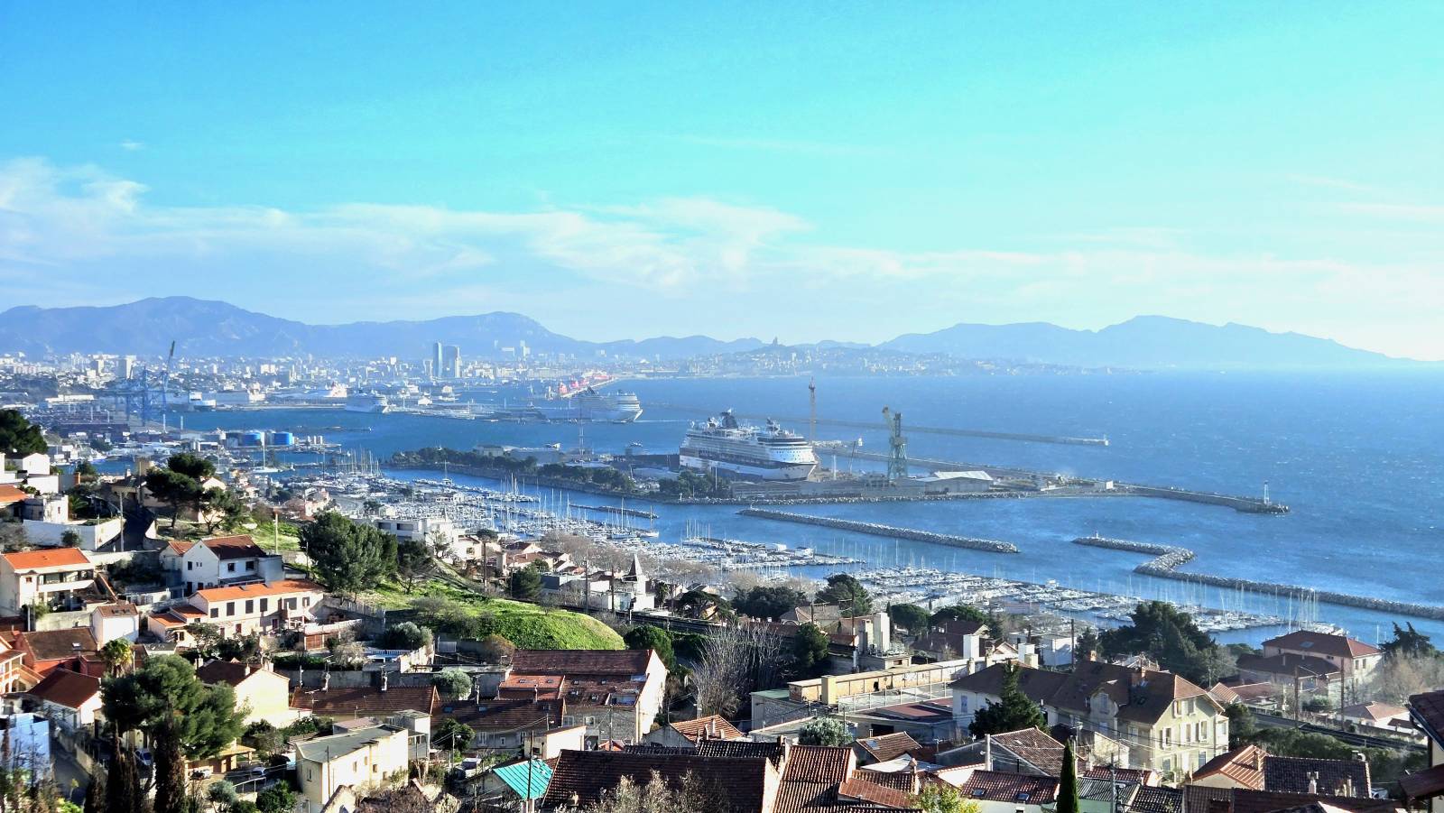 L'ESTAQUE . MAISON AVEC VUE MER ,JARDIN ET STATIONNEMENT