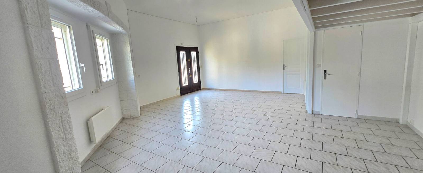 salon lumineux ouvert sur la cuisine 