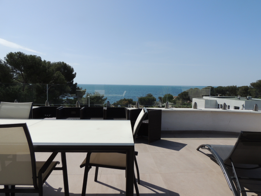 CARRY LE ROUET  MAGNIFIQUE APPARTEMENT AVEC TERRASSE PARKING ET DEPENDANCES