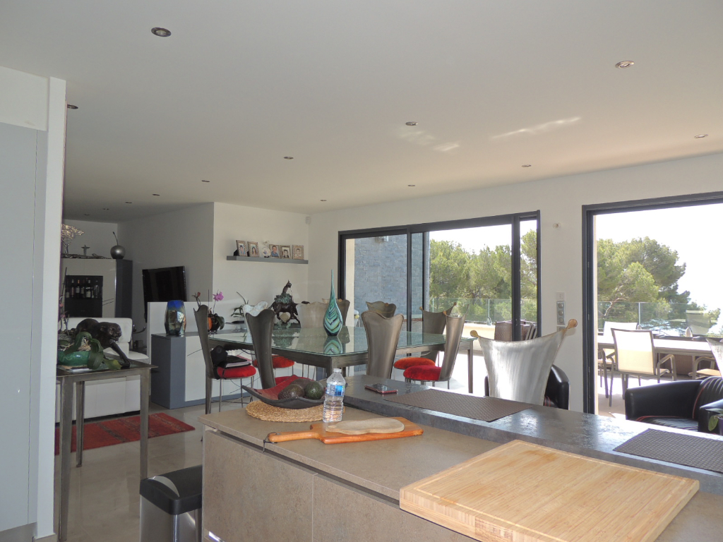 CARRY LE ROUET  MAGNIFIQUE APPARTEMENT AVEC TERRASSE PARKING ET DEPENDANCES