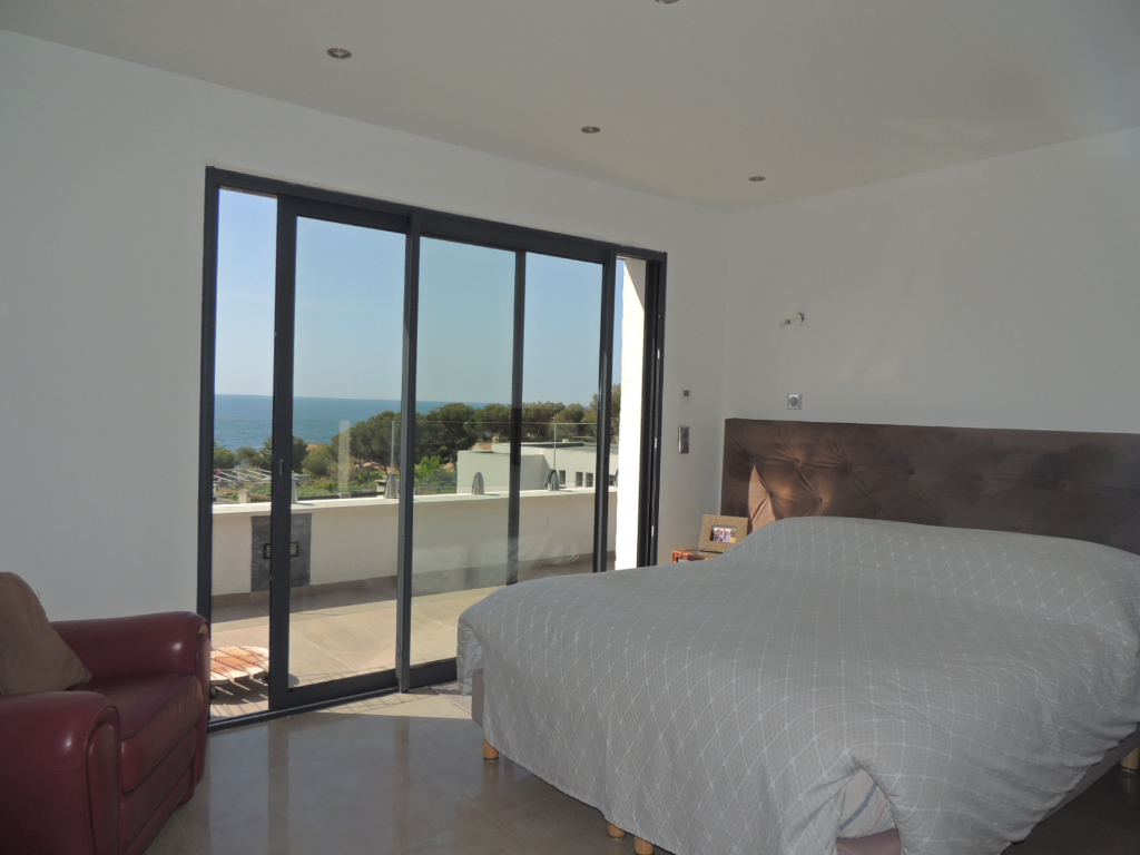 CARRY LE ROUET  MAGNIFIQUE APPARTEMENT AVEC TERRASSE PARKING ET DEPENDANCES