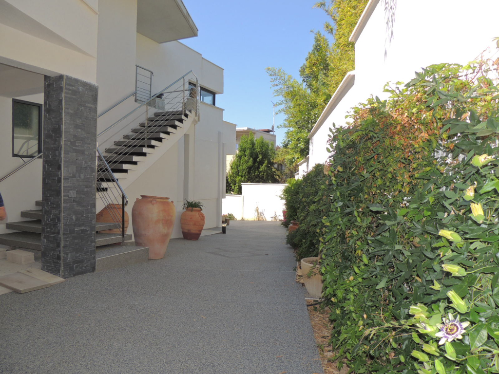 CARRY LE ROUET  MAGNIFIQUE APPARTEMENT AVEC TERRASSE PARKING ET DEPENDANCES