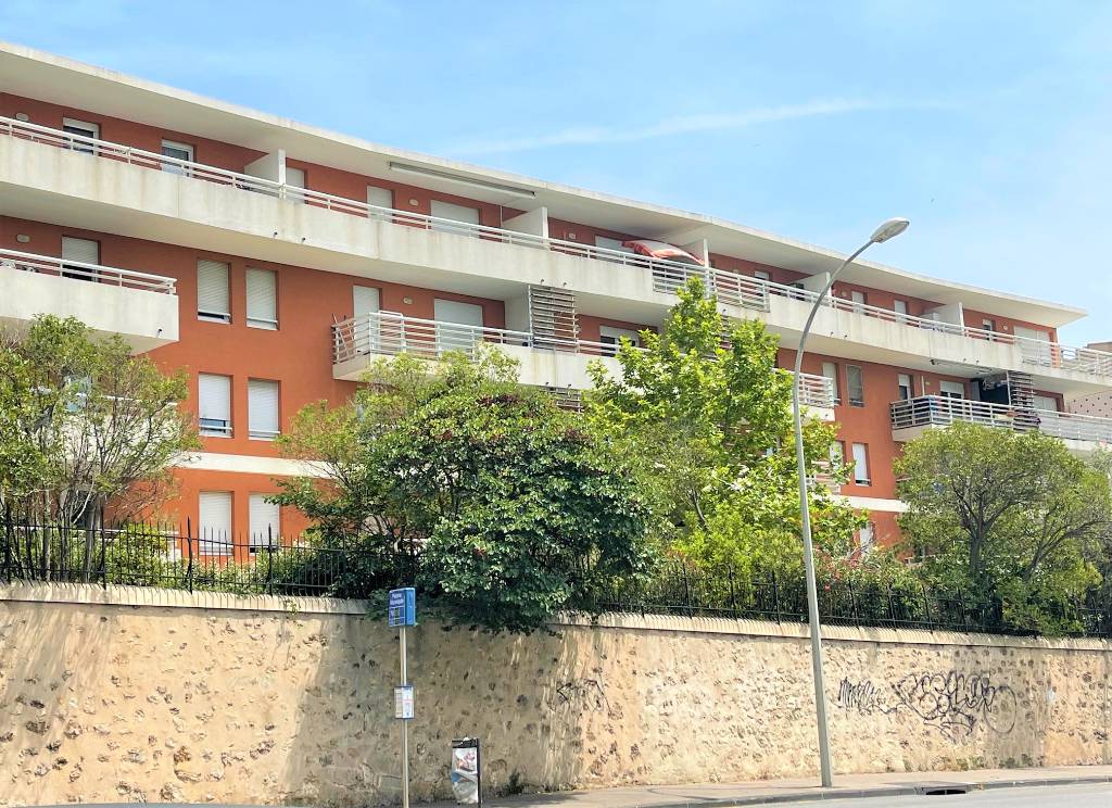 SAINT-LOUIS 15EME. Appartement T3 récent résidence fermée. Terrasse et garage double