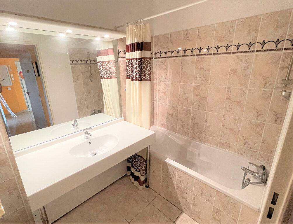 SAINT-LOUIS 15EME. Appartement T3 récent résidence fermée. Terrasse et garage double