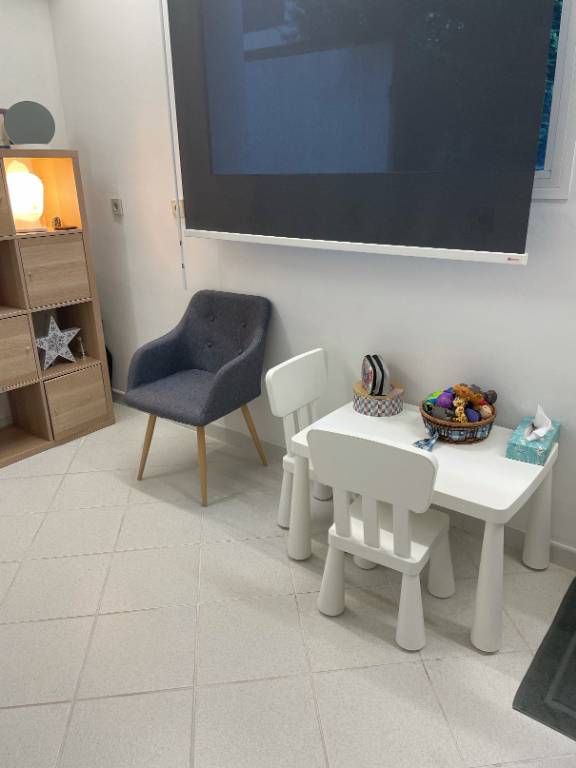 CARRY LE ROUET CENTRE. Local à louer pour profession médicale ou paramédicale. Parking.