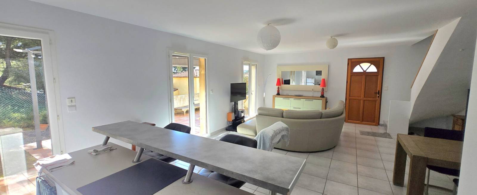 Spacieux et baigné de lumière, le séjour offre un cadre de vie agréable et convivial