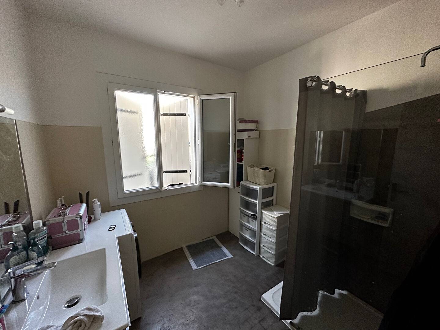 EXCLUSIVITE LE ROVE. VILLA T4 TRADITIONNELLE AVEC BEAU JARDIN PISCINABLE ET T2 INDEPENDANT