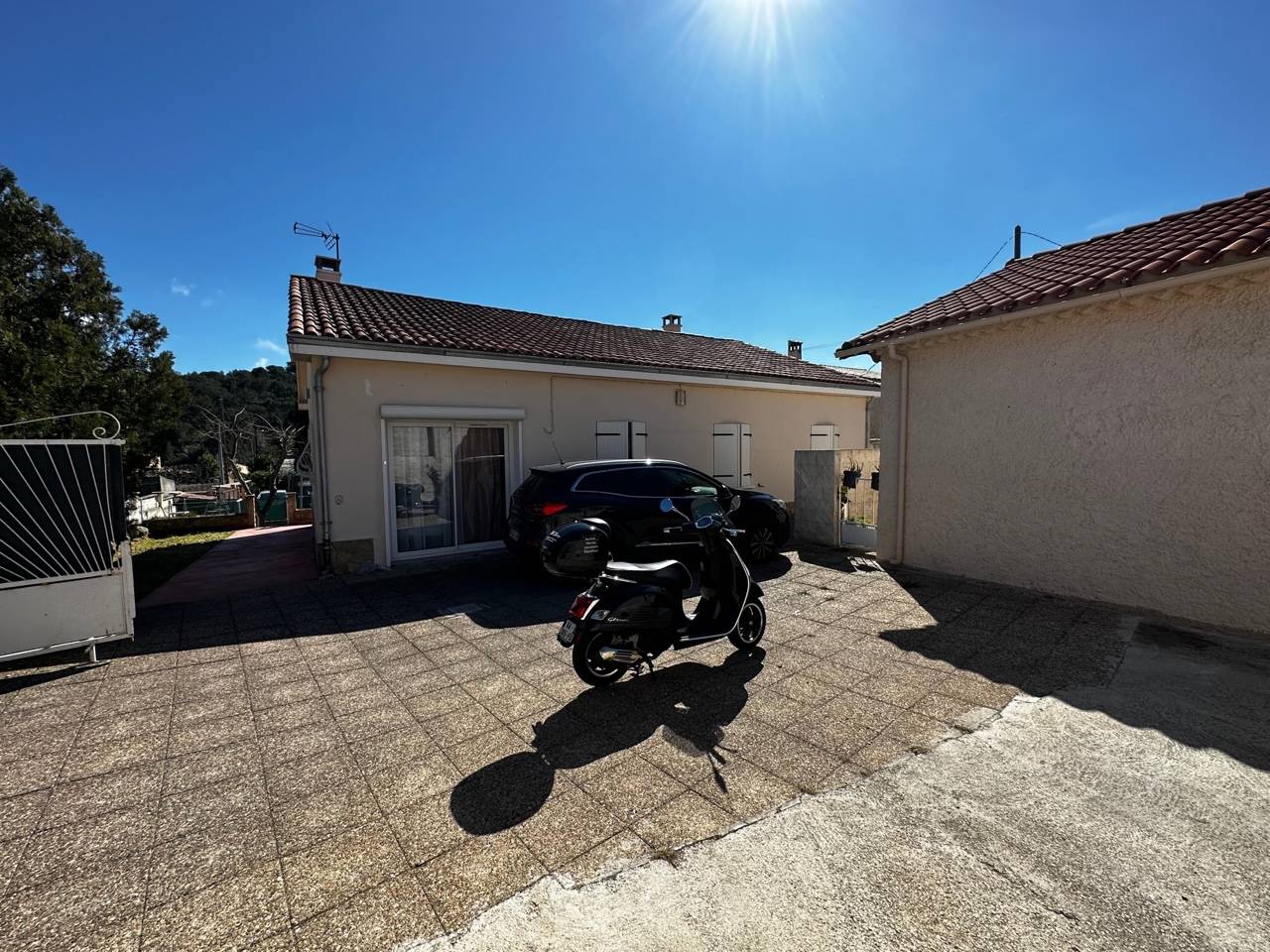 EXCLUSIVITE LE ROVE. VILLA T4 TRADITIONNELLE AVEC BEAU JARDIN PISCINABLE ET T2 INDEPENDANT