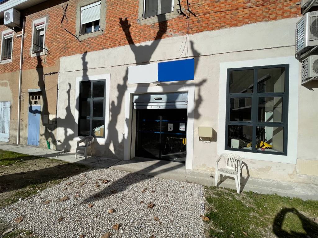 ESTAQUE 16EME. TRES BEAU LOCAL D'ACTIVITES RENOVE DE 119 M².