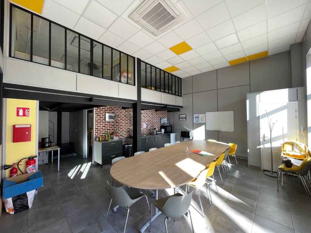 ESTAQUE 16EME. TRES BEAU LOCAL D'ACTIVITES RENOVE DE 119 M².