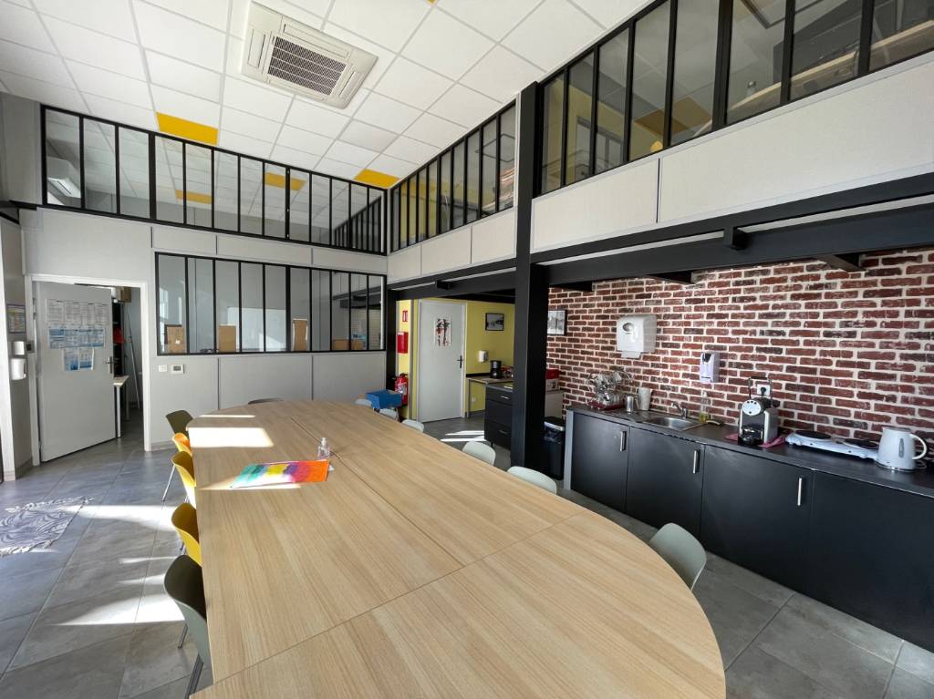 ESTAQUE 16EME. TRES BEAU LOCAL D'ACTIVITES RENOVE DE 119 M².