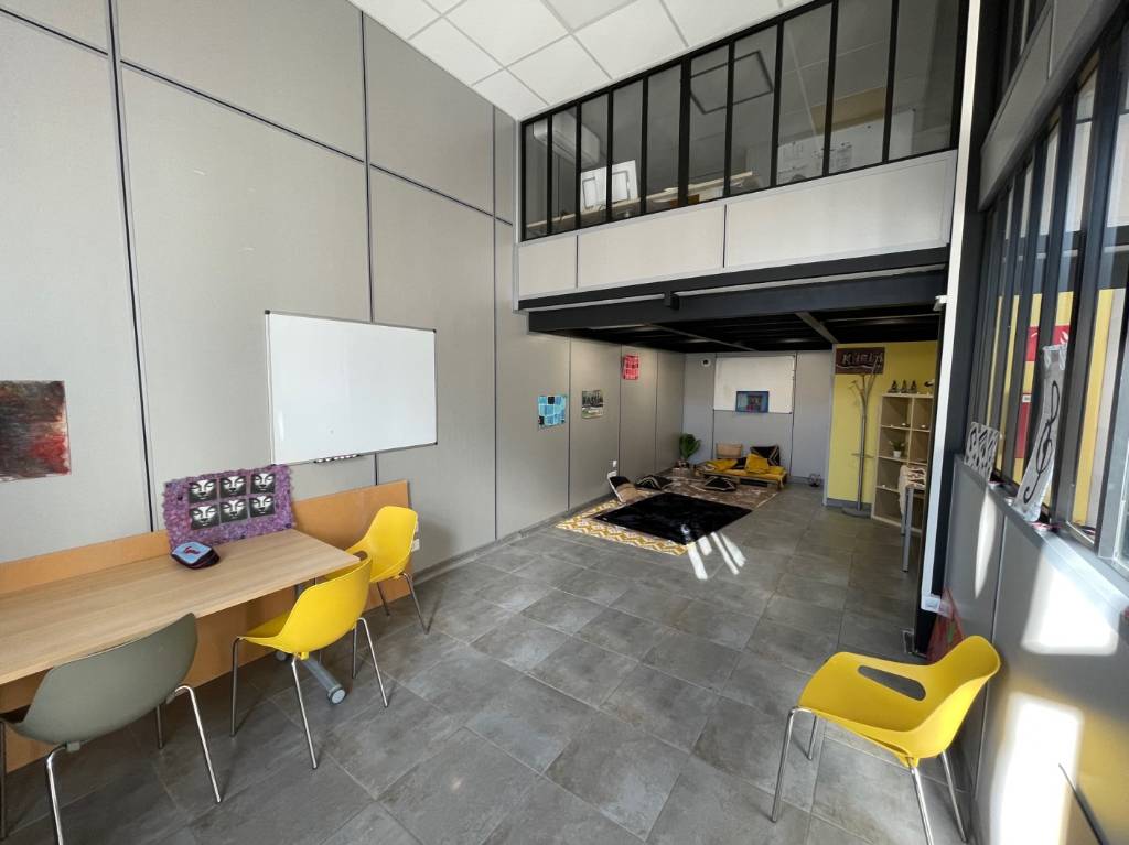 ESTAQUE 16EME. TRES BEAU LOCAL D'ACTIVITES RENOVE DE 119 M².