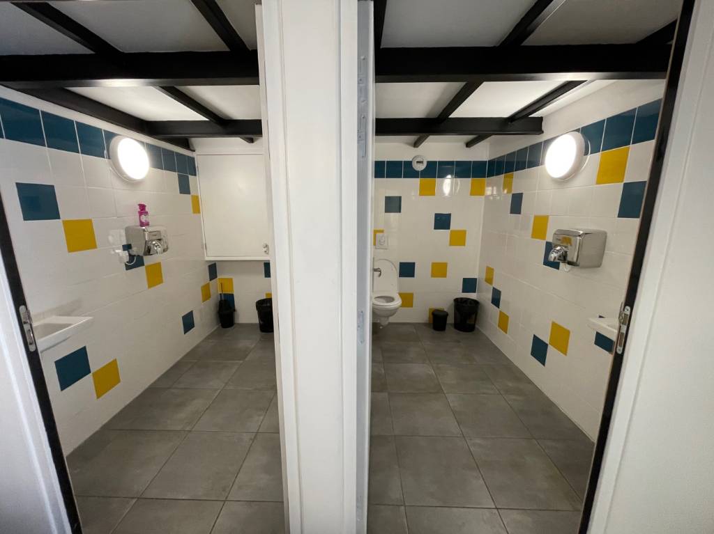 ESTAQUE 16EME. TRES BEAU LOCAL D'ACTIVITES RENOVE DE 119 M².