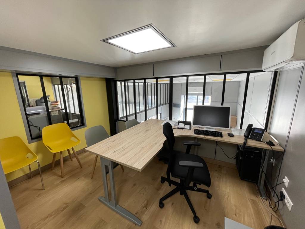 ESTAQUE 16EME. TRES BEAU LOCAL D'ACTIVITES RENOVE DE 119 M².