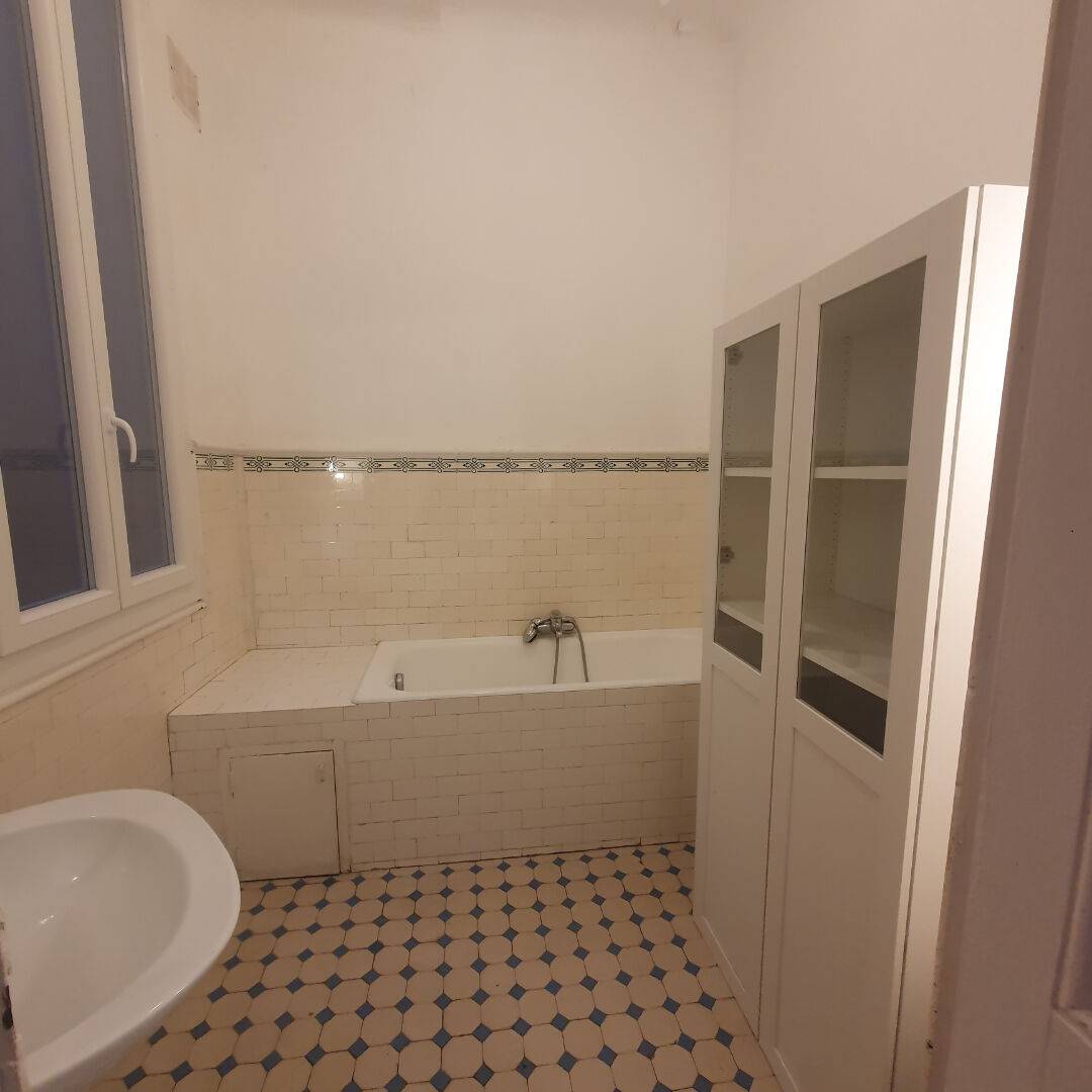 EXCLUSIVITE. CANEBIERE /GAMBETTA . Beau T3 /4  traversant  de 86 m² dans bel immeuble haussmannien