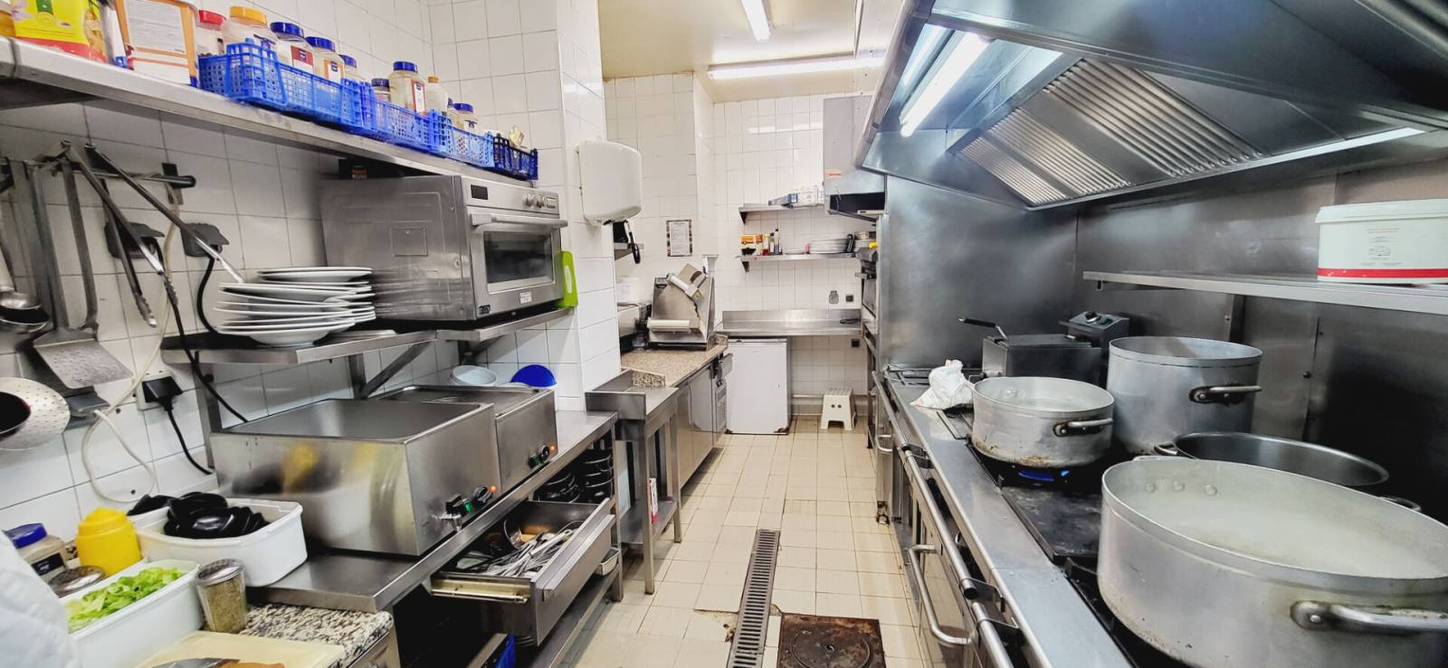 A VENDRE FONDS DE COMMERCE RESTAURANT PIZZERIA GLACIER  LICENCE IV EMPLACEMENT N°1
