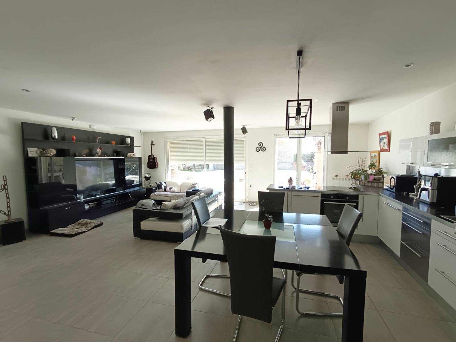 EXCLUSIVITE. / HAUTEURS 16° arrond. Belle maison contemporaine avec beau jardin et piscine