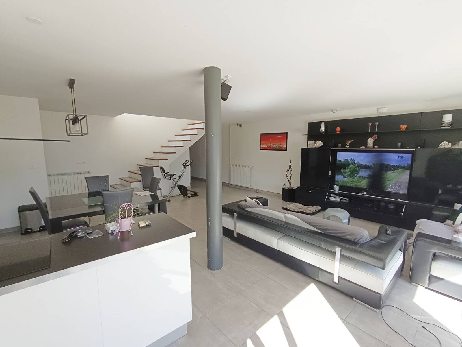 EXCLUSIVITE. / HAUTEURS 16° arrond. Belle maison contemporaine avec beau jardin et piscine