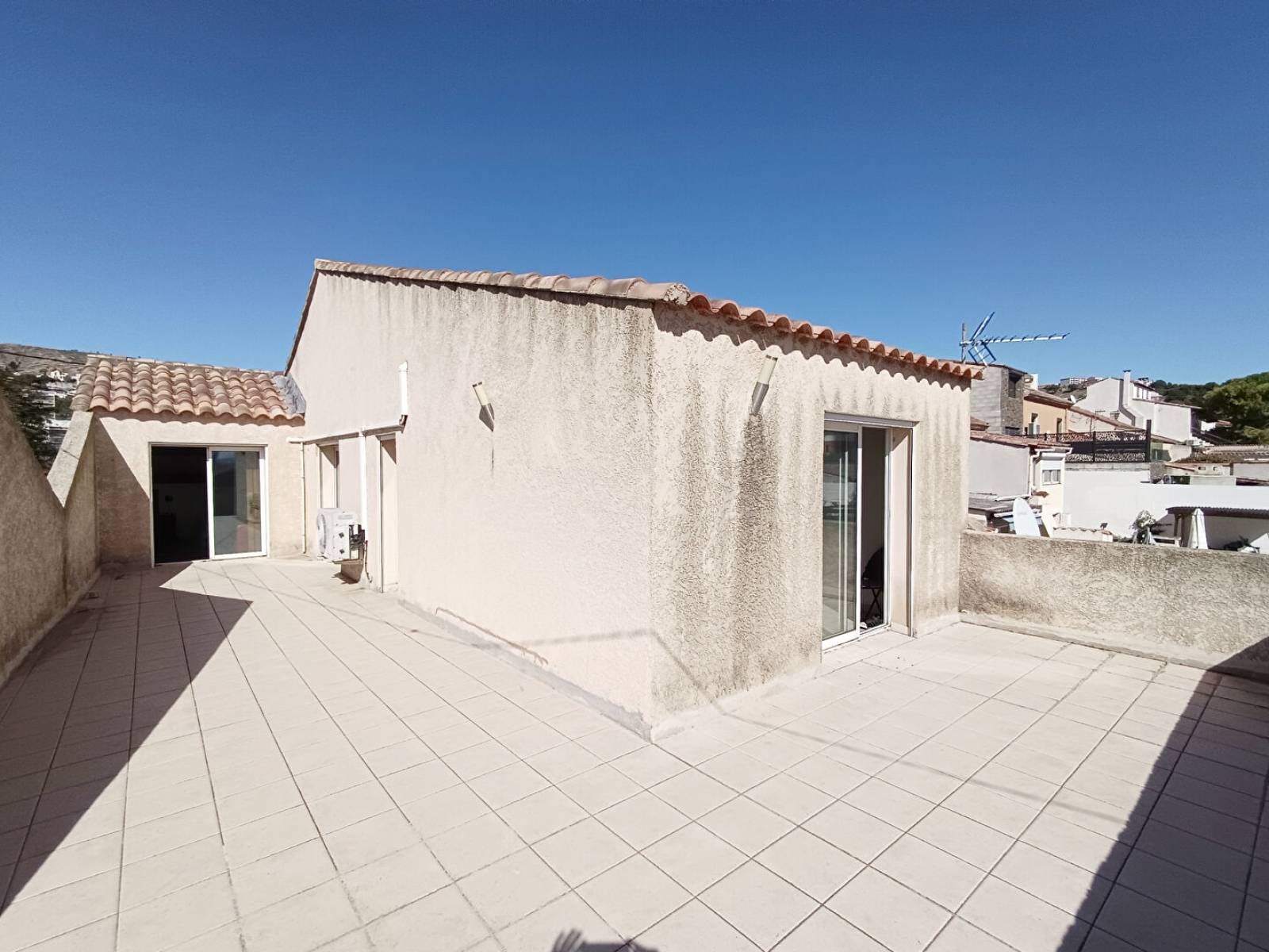 EXCLUSIVITE. / HAUTEURS 16° arrond. Belle maison contemporaine avec beau jardin et piscine