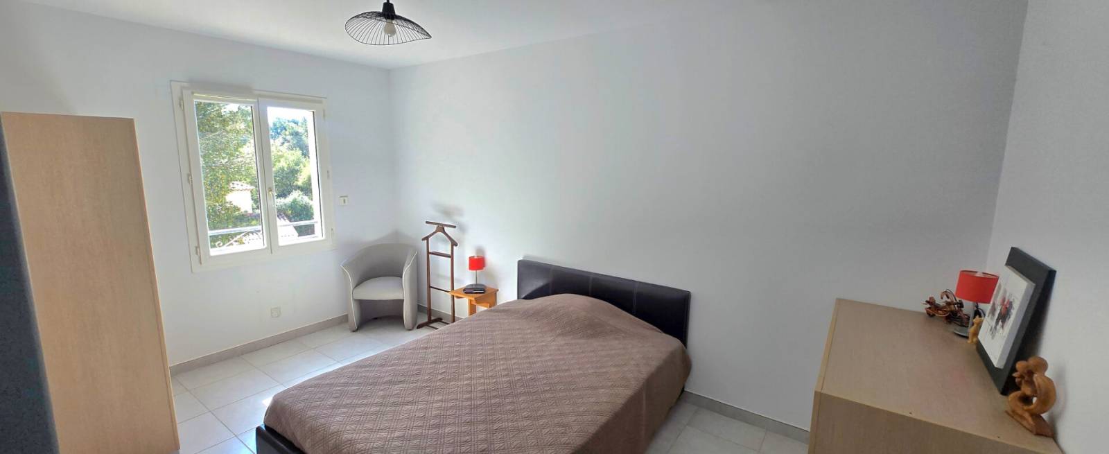 Chambre agréable, spacieuse et lumineuse, offrant un cadre confortable et serein