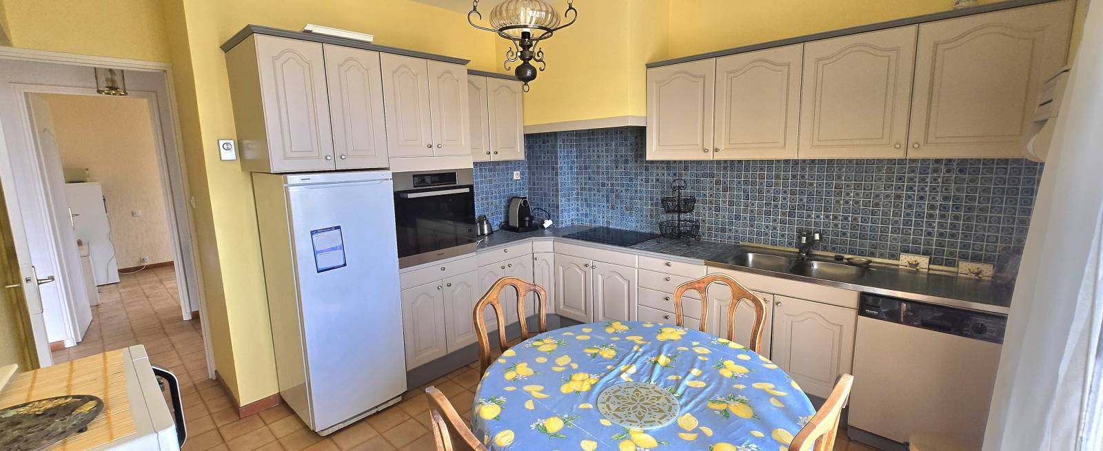 Une cuisine séparée, pratique et bien agencée pour cuisiner en toute tranquillité