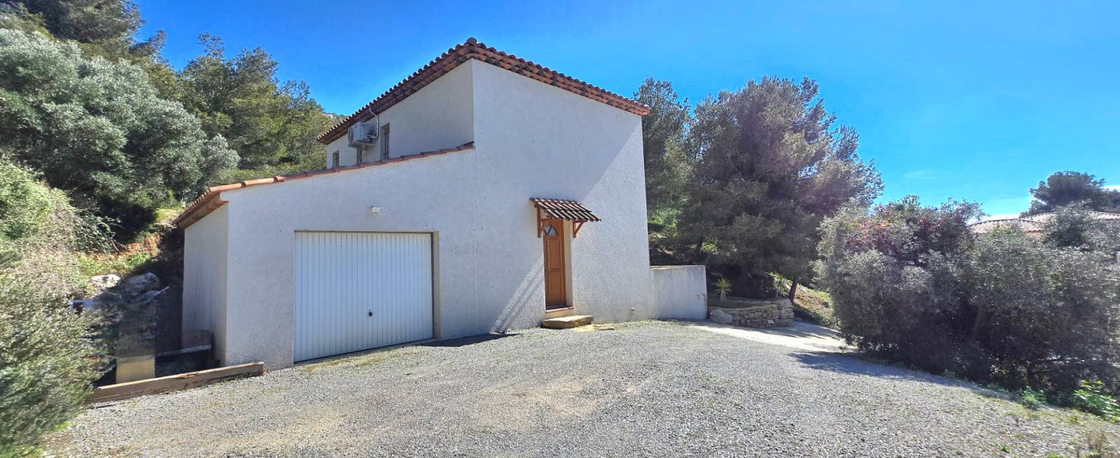 Vue de l'entrée de la maison