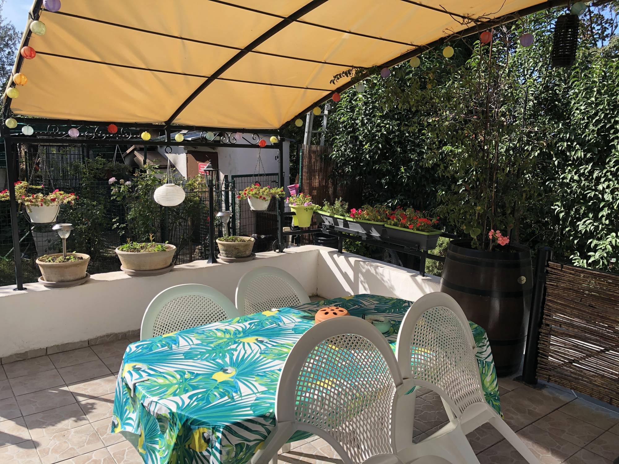 Très Bel Appartement T3 de 50m² env avec Grande Terrasse, Jardinet et Garage.