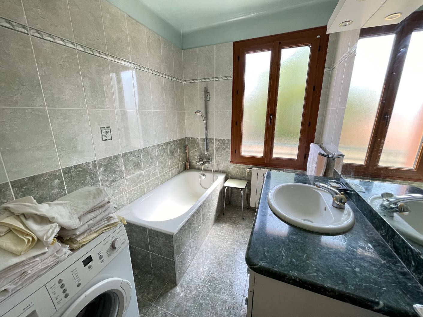 L'ESTAQUE 16EME. Appartement T4 en RDC dans résidence fermée avec terrasse. Cave. Garage.