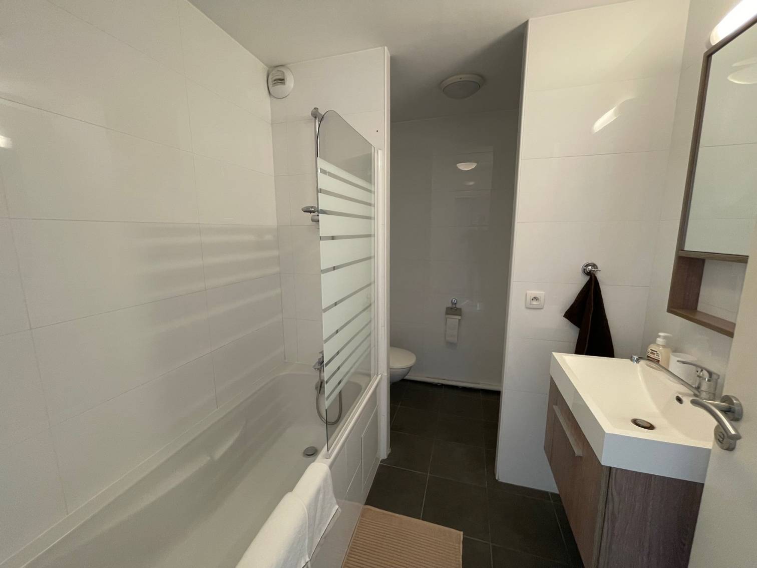 CENTRE DE CARRY LE ROUET.  BEAU STUDIO  DANS BEL IMMEUBLE  DE STANDING