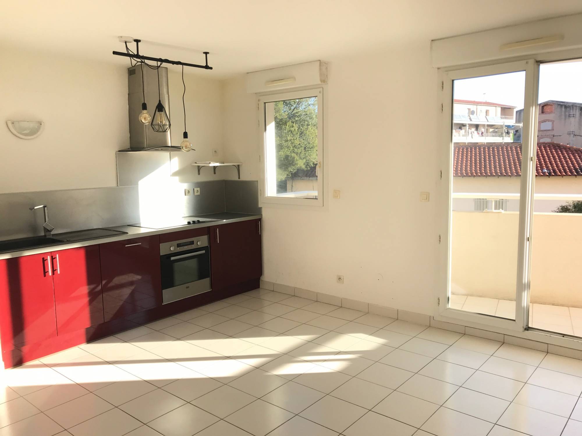 SAINT-LOUIS 15EME. Appartement  T2 récent résidence fermée. Terrasse et Parking