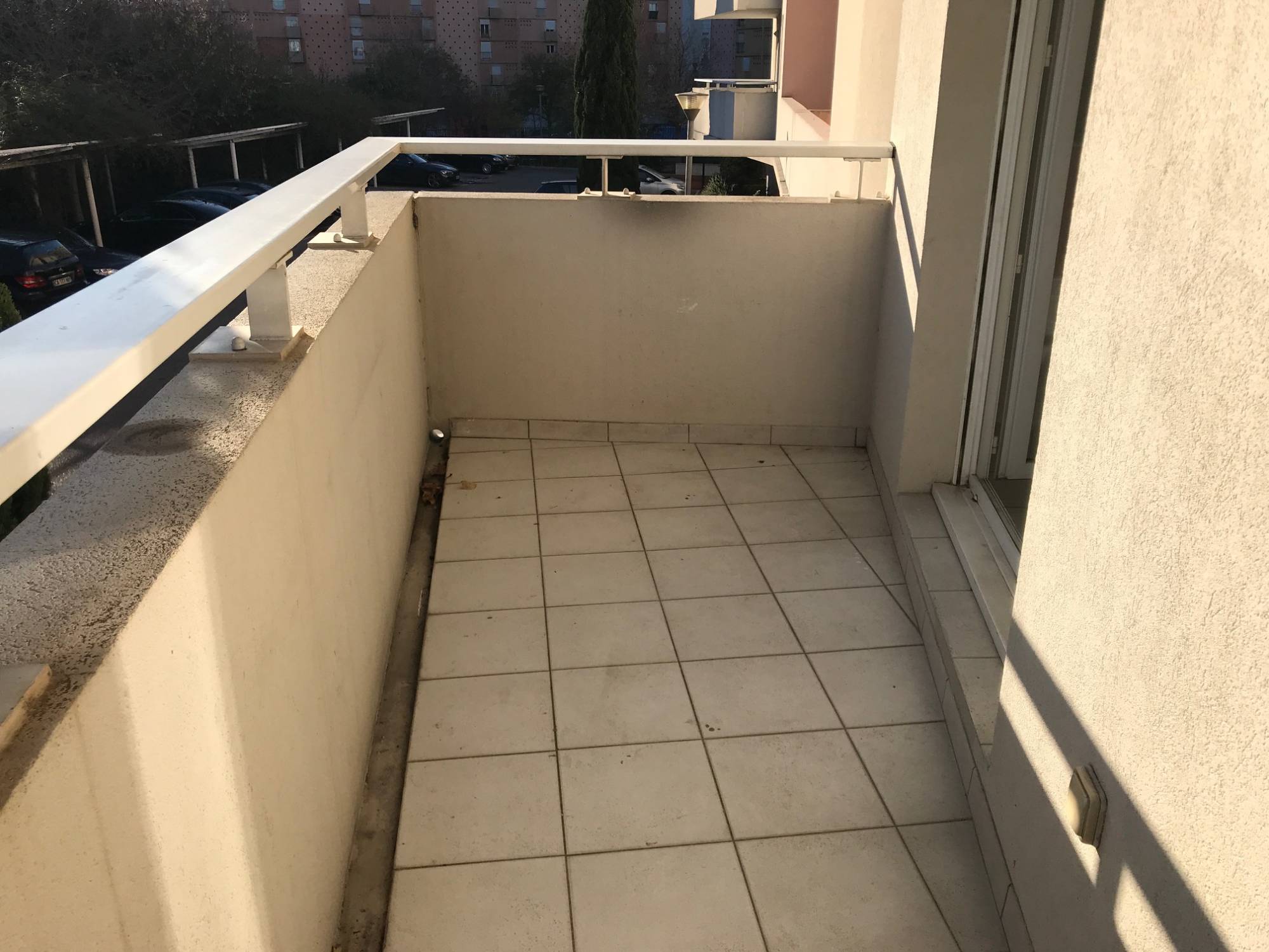 SAINT-LOUIS 15EME. Appartement  T2 récent résidence fermée. Terrasse et Parking